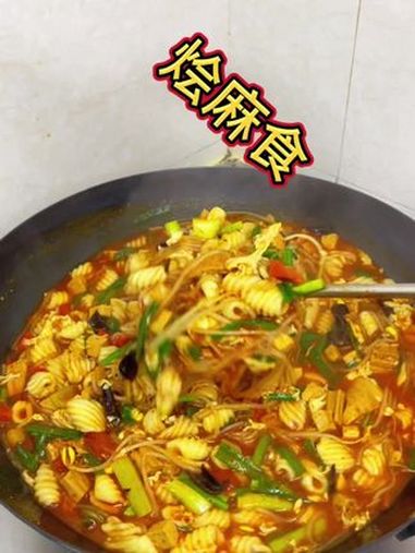 没有那个西北人能抵挡住这样一碗,配料丰富,陕西农家饭,烩麻食,尤其是自己手工搓的麻食,不吃