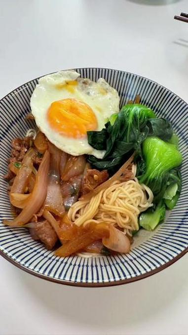 今天中午的减脂餐吃的是牛肉拌面,洋葱炒牛肉,煎鸡蛋,水煮青菜,这一顿单人份热量在707千卡
