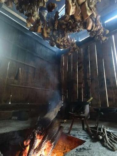 第五天在家熏腊肉中……#熏腊肉失火了 #熏腊肉神器 #过年带腊肉 #腊肉怎么吃 #张家界周