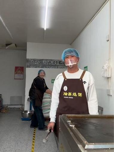 小斌透析完赶紧投入到炕烧饼的岗位,从早上七点开始忙碌到晚上八点终于尽力把定购的烧饼做出来了