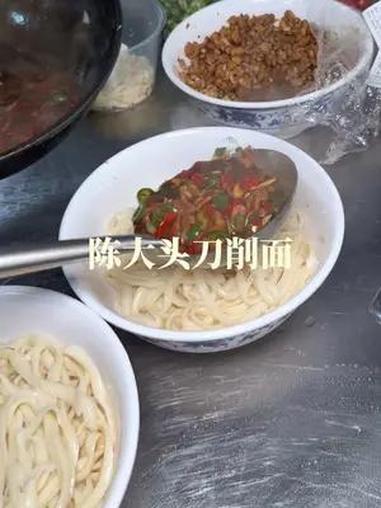 山西临汾尧都区美食「陈大头刀削面」临汾美食 陈大头 陈大头刀削面 双椒小炒肉拌面