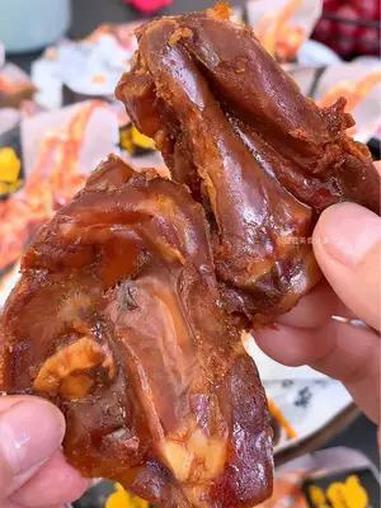 要不是老公嘴馋,我还吃不到这么好吃的鸭锁骨呢,它有香辣和甜辣两种口味,卤味浓郁,肉质紧食很