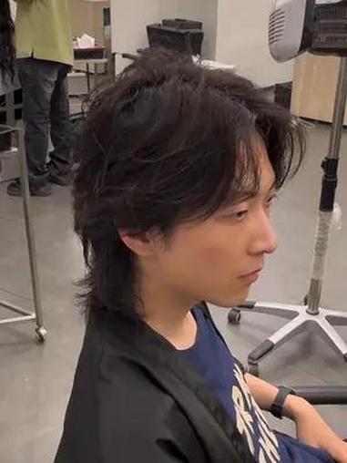狼尾鲻鱼头 长发男生发型推荐日系狼尾鲻鱼头卷发 免打理烫发自然吹干效果 剪发前vs剪发后 
