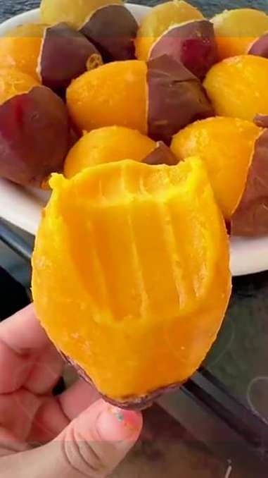 这榴莲蜜薯也太会了!烤到流心,甜得像在吃蜜,还带着淡淡果香 榴莲蜜薯