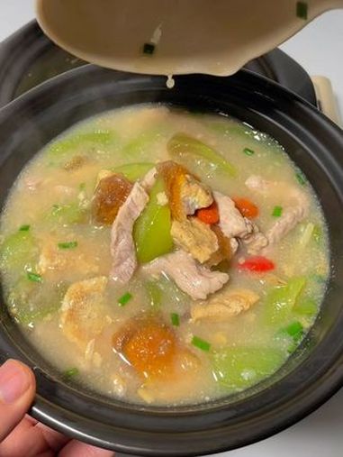这样做的皮蛋瘦肉丝瓜汤真的太鲜美了!