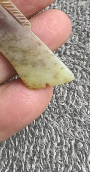 高古玉千年之美 万物皆可盘 古玉文化传播 比价老的一条玉雕小鱼,玉质很温润,皮壳也漂亮,沁