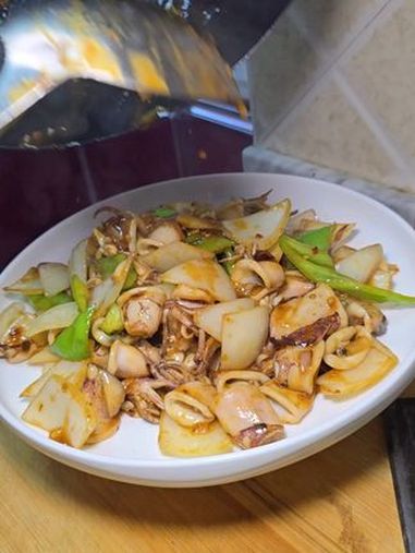 天热了 做个辣炒笔管鱼 这个做法可以做 花蛤 蛏子 带壳不带壳的都可以用这个做法 家常菜 