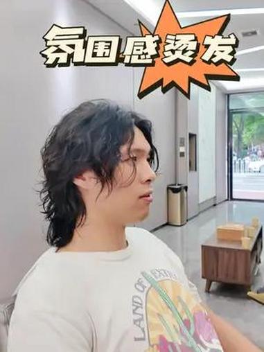 氛围感的长发通常是要通过烫发来改变的 男生留长发 男生留长发 莱斯利卷 男生烫发发型推荐 