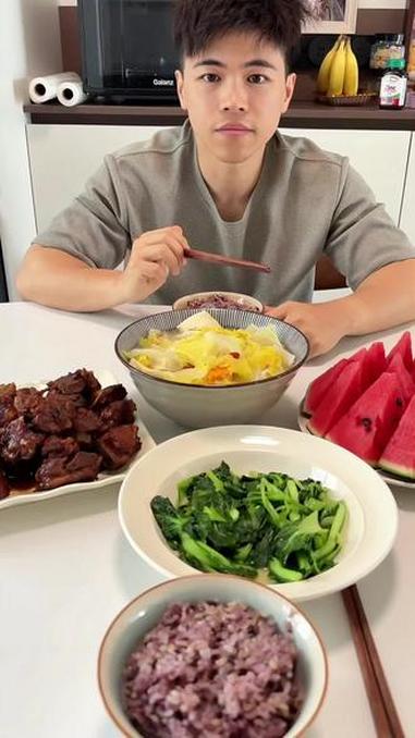 今天吃的是糖醋小排,白菜豆腐汤,炒青菜,加上七色糙米饭,饭后水果是西瓜#家常菜分享 #在家