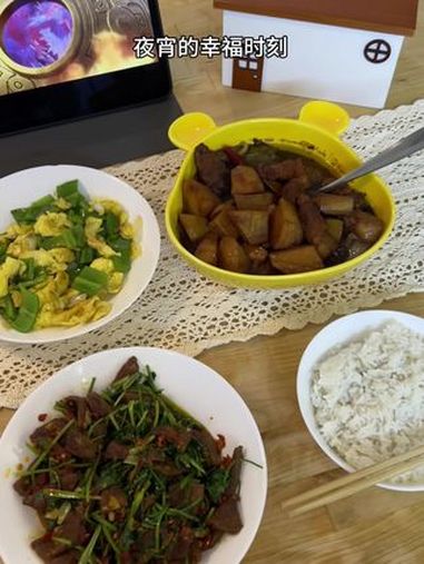 辛苦了一下,做点好吃的犒劳犒劳自己吧～土豆烧肉 香菜牛肉 我的厨房日记 把春天搬进厨房 北