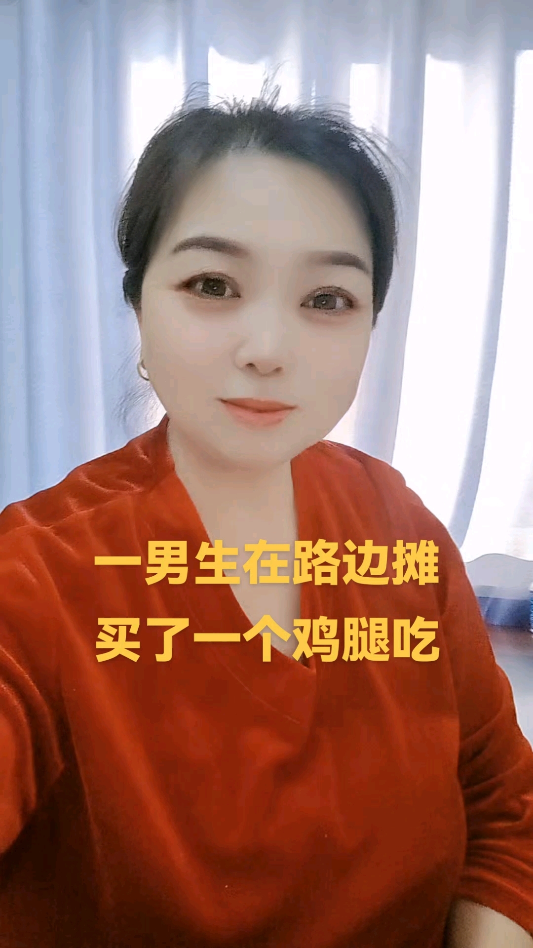 一男生在路边摊,买了一个鸡腿吃