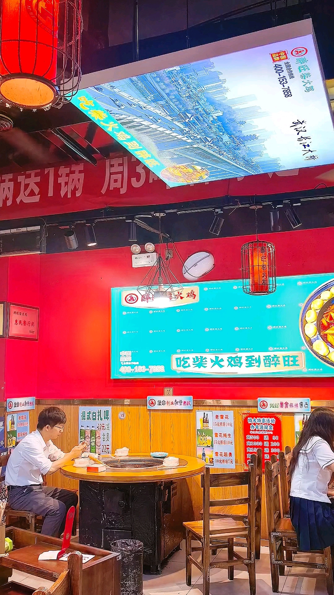 醉旺柴火鸡灶台里的火一烧就是十几年,国庆节吃一锅送一锅