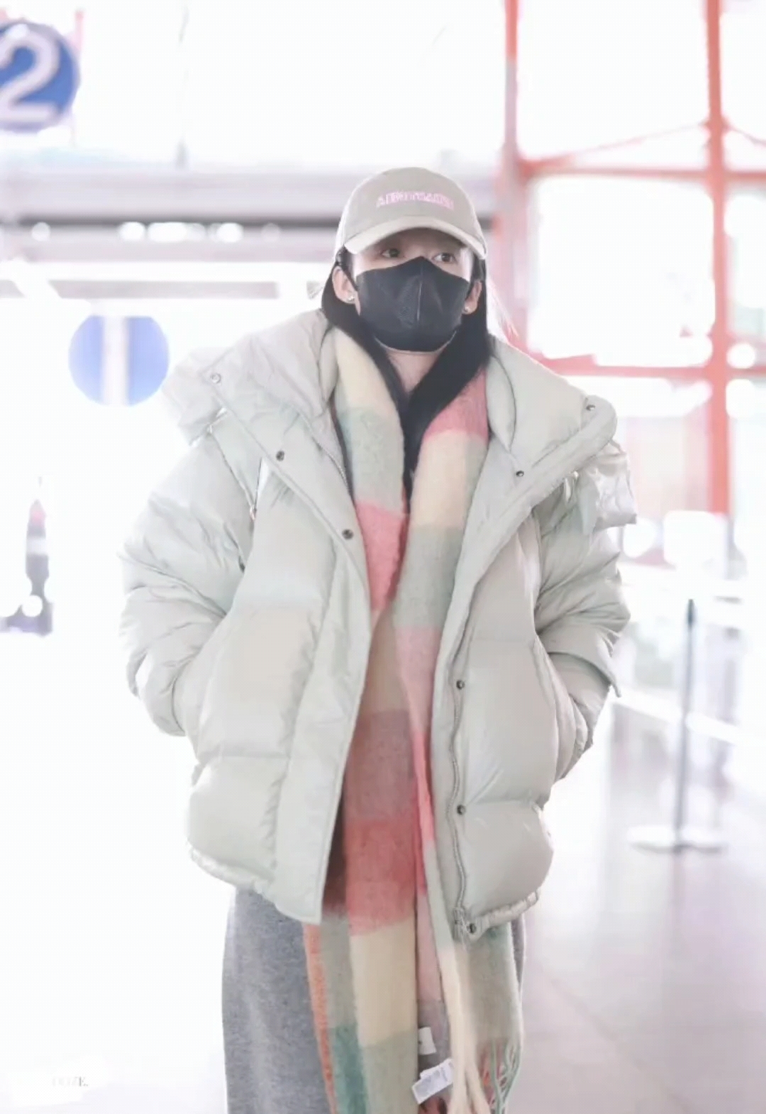 白色面包服+彩虹围巾,李沁这造型好美!