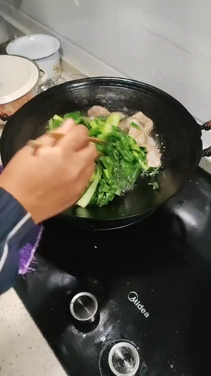 新鲜出炉的护心肉炖小菜秧