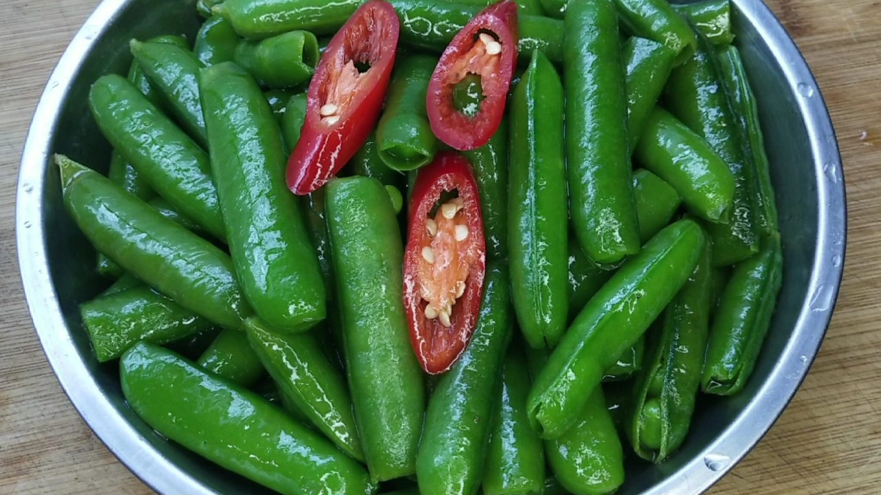 年薪42万大厨分享夜市大排档旺销菜,五香煮豌豆,颜色翠绿又好看