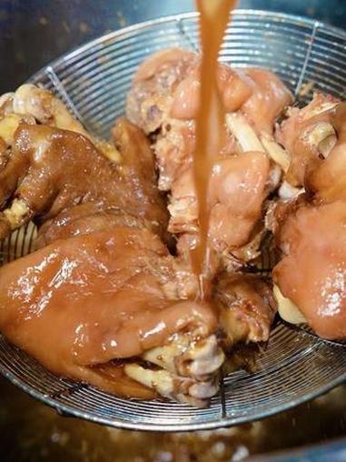 塔桥猪蹄、石斛老鹅，特色卤味，团购好吃还不贵。怪不得附近那么多人喜欢吃他们家！#卤味熟食 