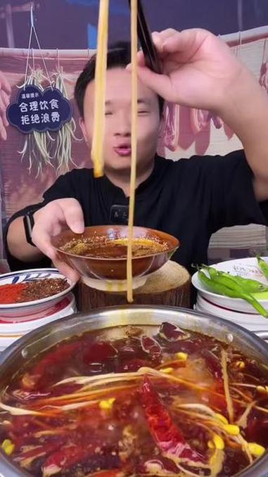地道农家正中重庆肥肠鱼火锅，浓郁牛油，辣椒花椒的厚重，嘎嘎香呀！#重庆火锅#肥肠鱼火锅#农