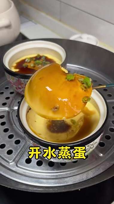 开水蒸蛋:0失败教程:2个鸡蛋+120毫升水倒入开水后再搅拌,放心不会变成蛋花汤 水开后上
