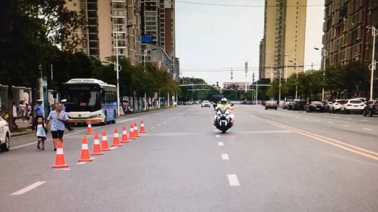 【赞!永州交警铁骑飞驰6分钟送达准考证】7月8日上午8点39分,二中路口执勤人员接到考场老
