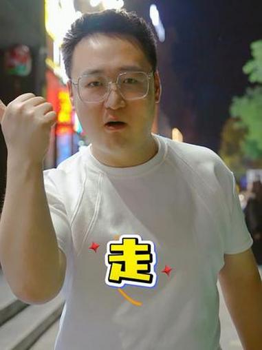 啥？有一个老板说他划拳从来没输过，走！@泾川县小城故事餐饮店官方号 #烧烤 #啤酒 #夜宵