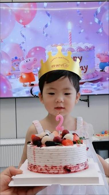 生日过了 蜡烛吹了 蛋糕吃了 视频拍了 感谢我爸妈百忙之中参加我的2岁生日#小公主生日蛋糕