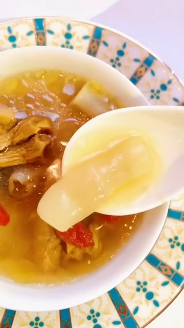 脸上抹再多的粉,终究躲不过卸妆那一刻,所以气色靠养,花胶得吃