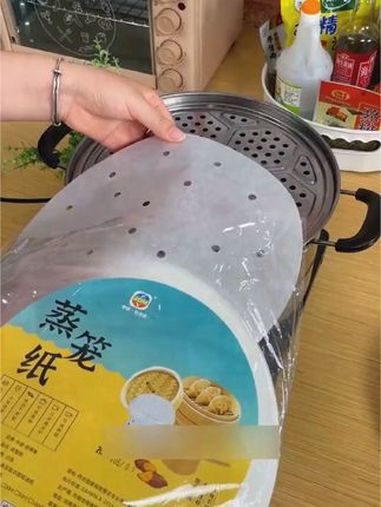 传统蒸布容易粘连,不好清理还不卫生。我家现在都用这种 一次性蒸笼纸用着干净卫生!厨房好物