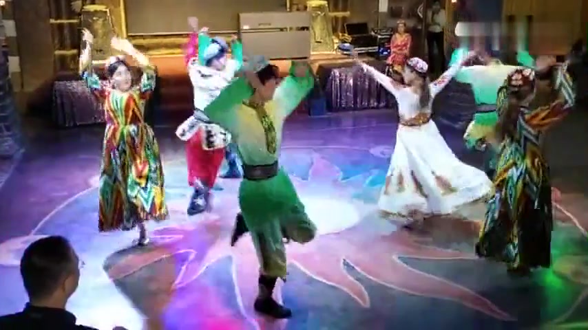 新疆萨玛舞 维吾尔族集体舞蹈之一 大家一起跳起来气氛很火爆