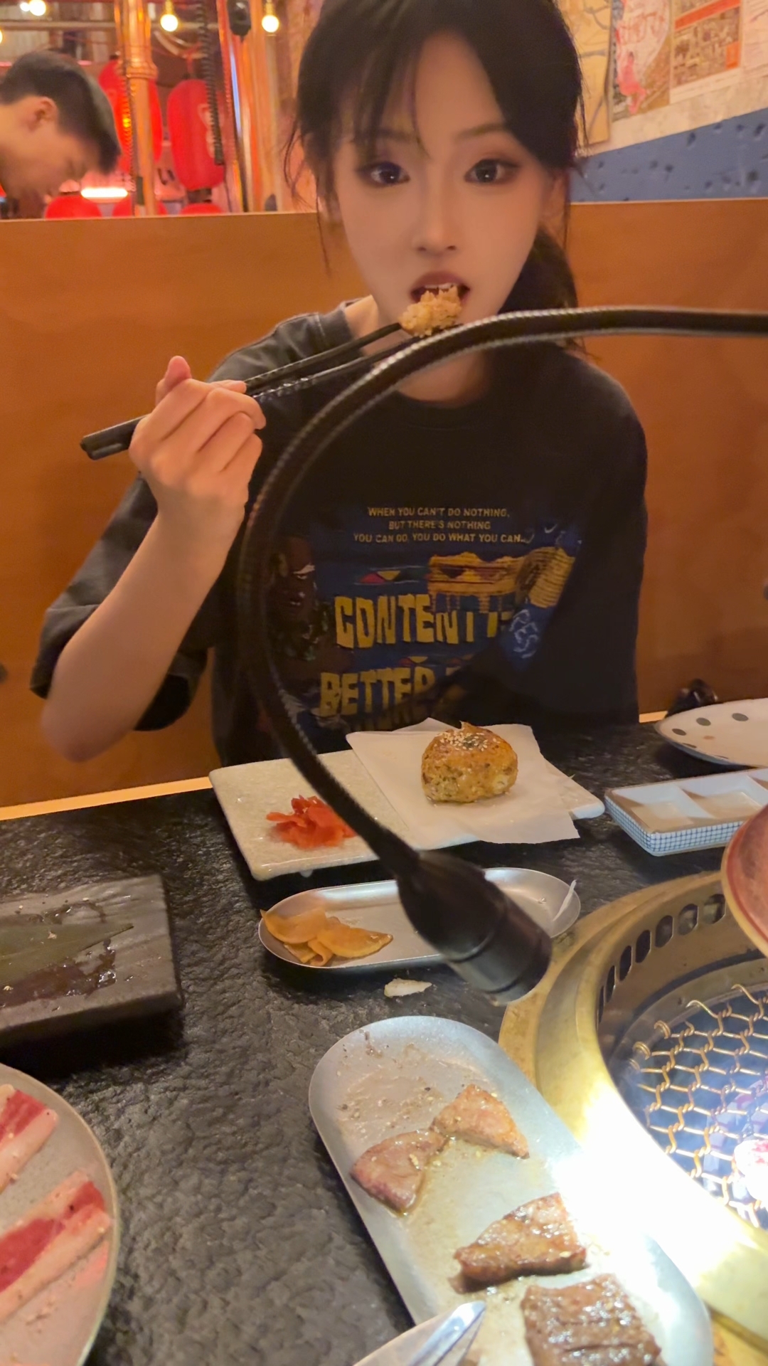 也是吃上庆功宴了