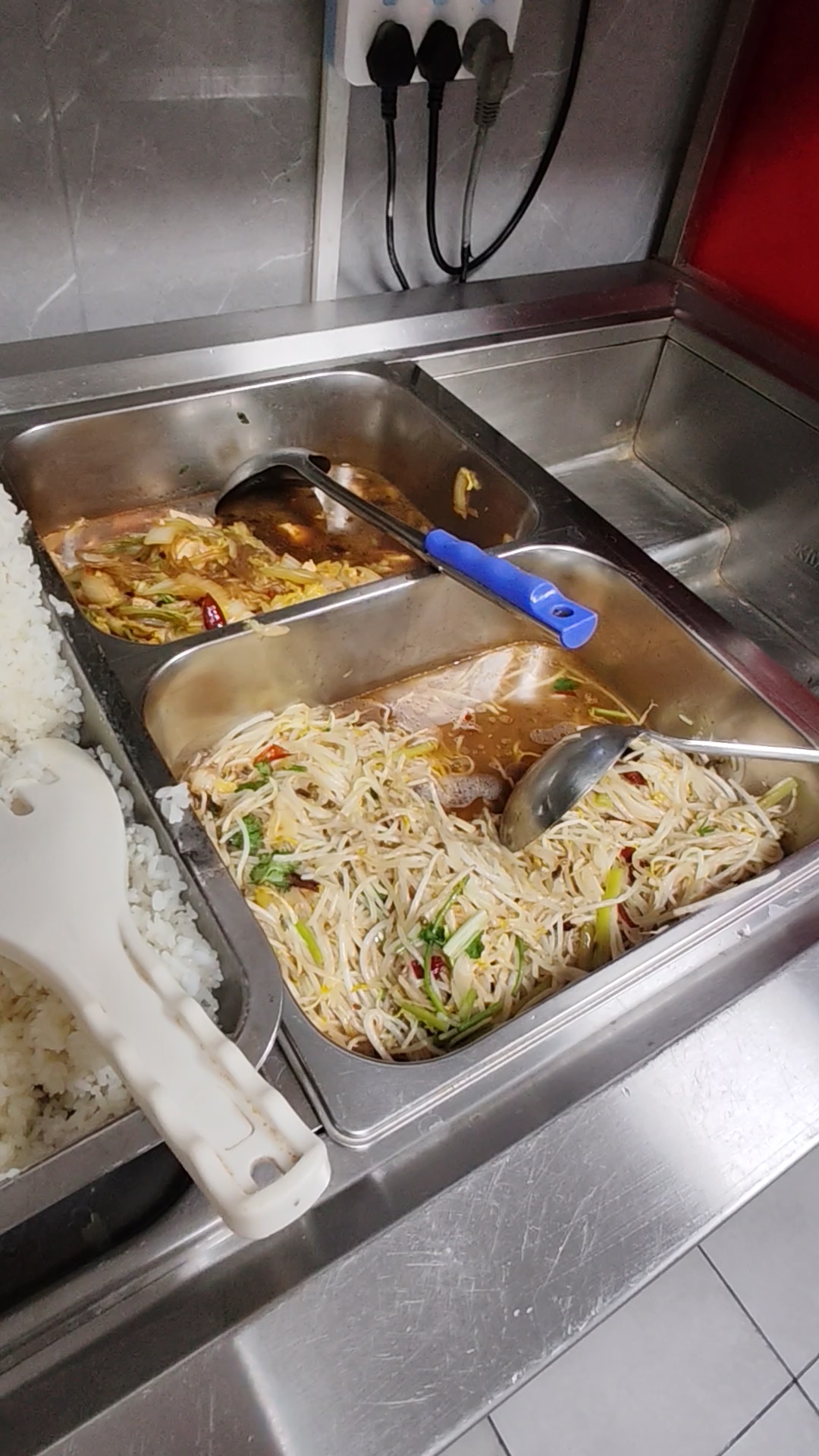 中午吃酸辣豆芽、白菜炖豆腐、喝乌鸡汤