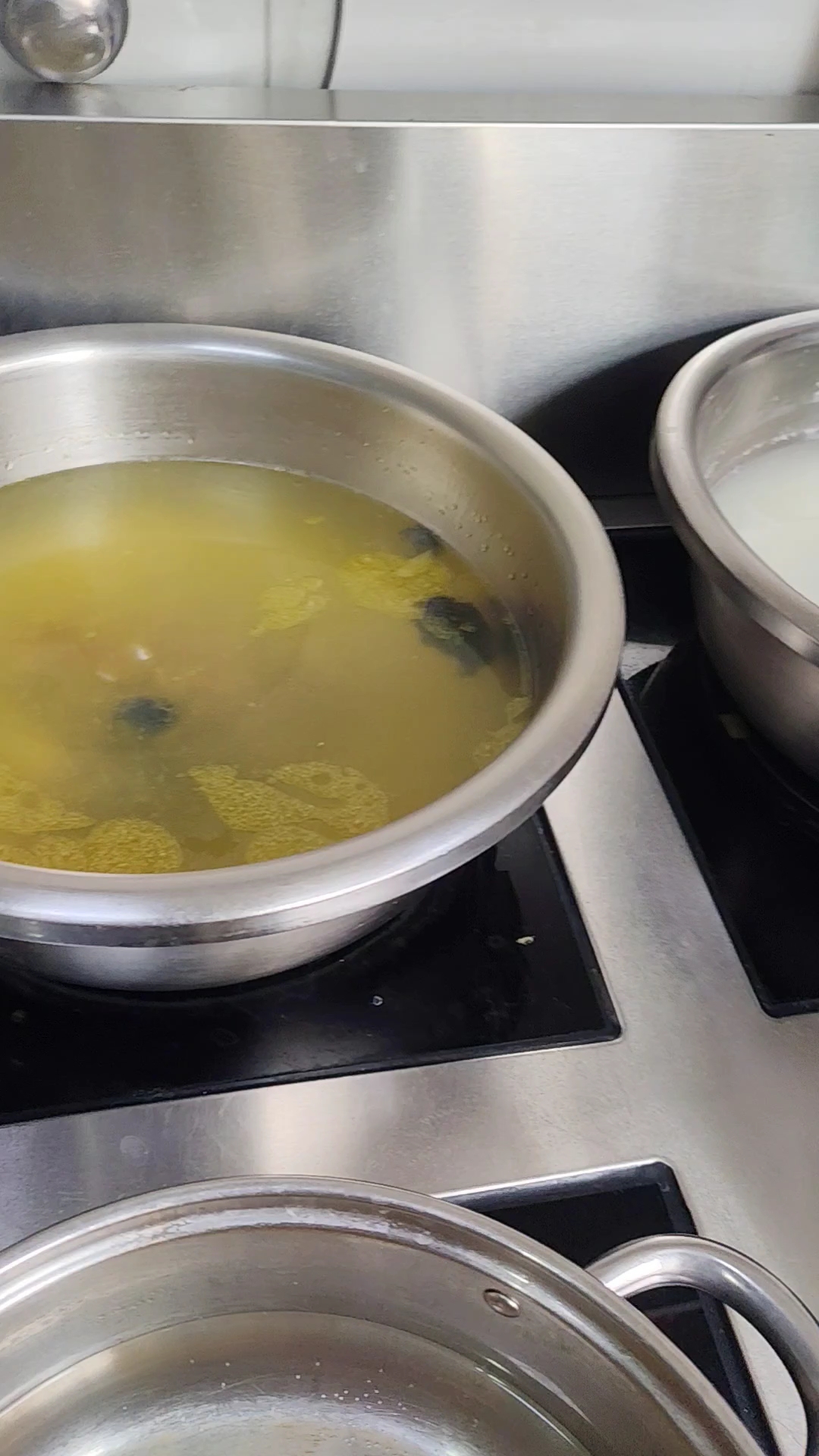 中午吃油菜炒粉条,西红柿炒青椒,喝乌鸡汤