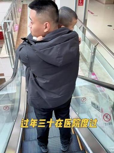 年还没过,18个月娃先吃上头了,吃太多太杂凉到呕吐,一天吐七回,吃啥吐啥进不去食过年第一批