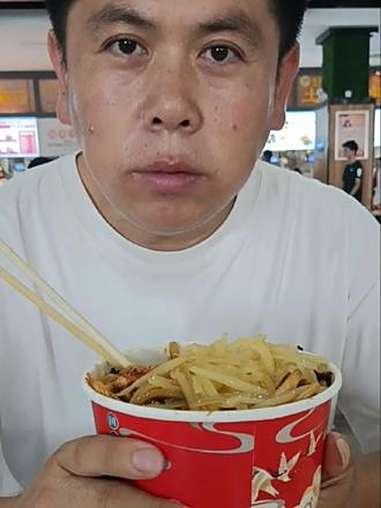 也来品尝一下女儿大学的食堂饭菜,看看味道价格怎么样?