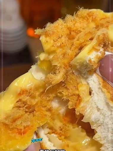 一口下去多重口感 外面是虎皮蛋糕胚 里边有鸡肉松和奶酪夹心，一口爆浆真的好好吃！大人孩子都