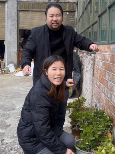 哈哈 当人类幼崽遇到大鹅时……@小龚哥 #搞笑视频 #搞笑夫妻 #萌娃的迷惑行为