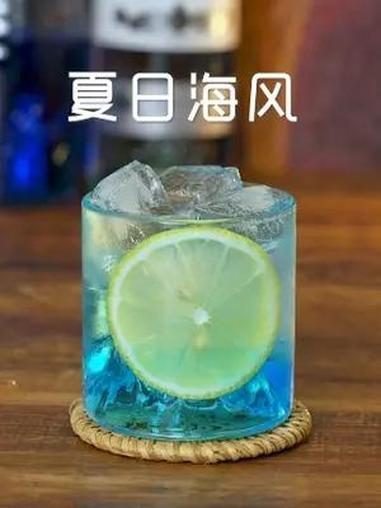 家庭调酒丨夏日海风 一款简单好看的酒,夏天到了一起做起来啊!材料:蓝橙力娇酒20ml 白朗