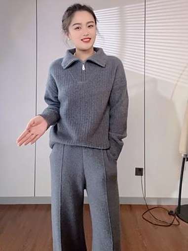 给姐妹们准备了一套色系,不要错过哦 天气要降温啦,给姐妹们准备了,一套原版色系哦!羊绒衫 