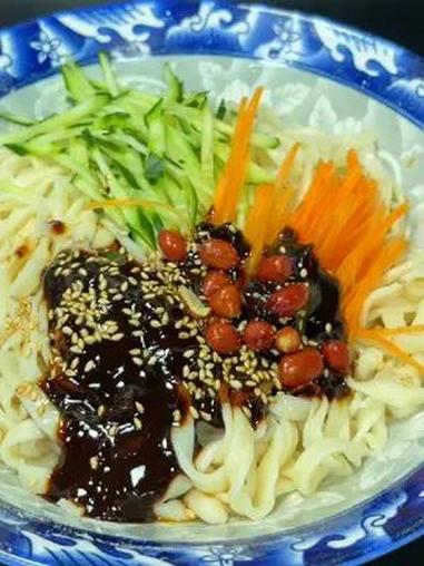 老北京炸酱面 老北京炸酱面!三伏天必吃的经典美食 夏天一定要吃的家常素菜 炸酱面 炸酱面的