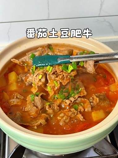 想要小朋友大口吃饭，可以去试试这个番茄土豆肥牛！肥牛非常的入味，汤汁拌在米饭里超级下饭，每