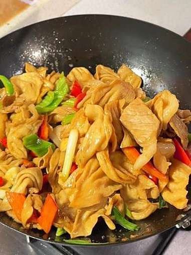 长得像肉的素肉大豆耳,蛋白质丰富,既有肉的口感又有大豆的豆香味。吃起来比肉还香,可以凉拌炒