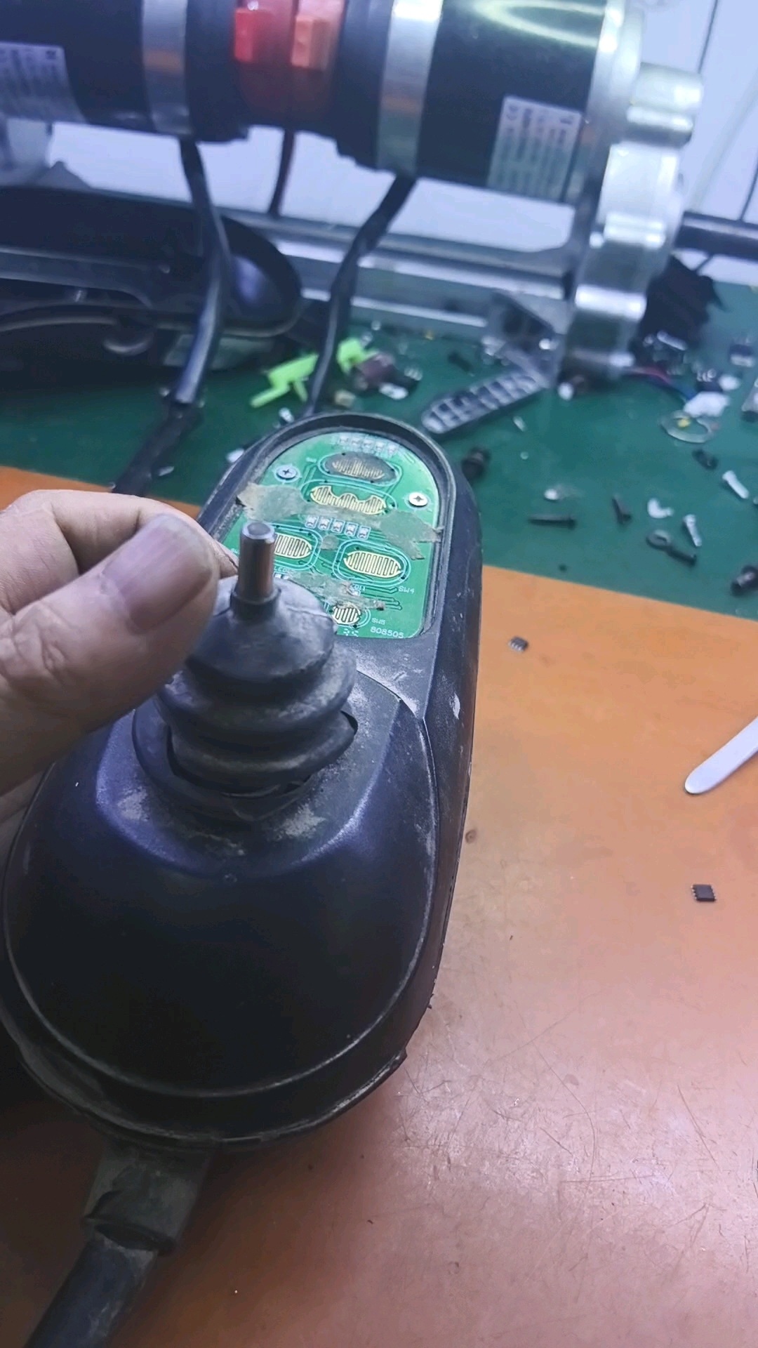 维修上海智潋的X2435B,控制器是摇杆故障,您看看维修前后