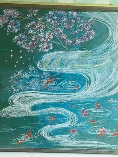 黑板报桃花映春水 春水初生,春花正盛。什么主题都可以用的万能黑板报模板 黑板报 粉笔画 黑