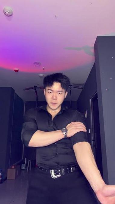 下次提醒我开空调在拍视频#韩剧男主摇2 #卡点 #这才是猛男该跳的舞蹈 #健身 #有氧运动