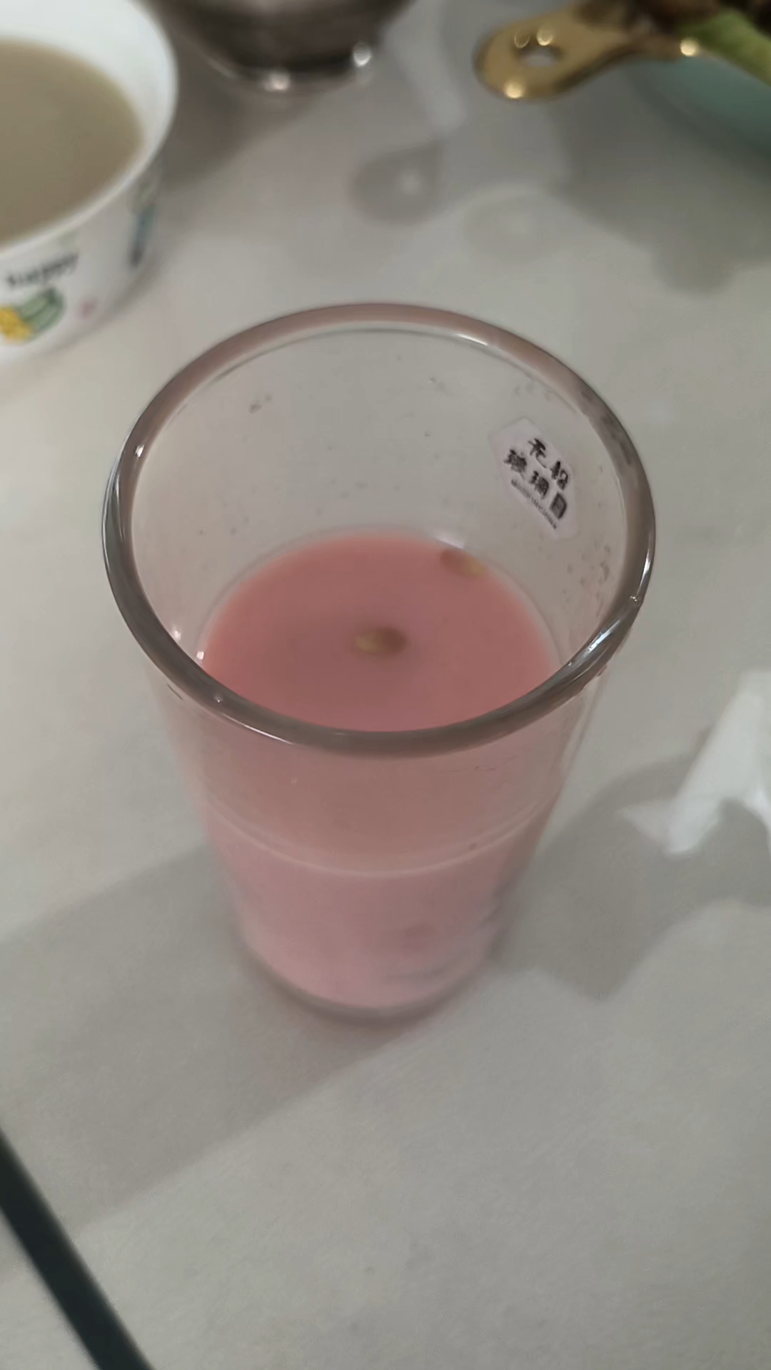 西瓜奶茶 配料表：西瓜、牛奶、茶 口感：味道一般，建议把牛奶和茶搅匀之后再放进去