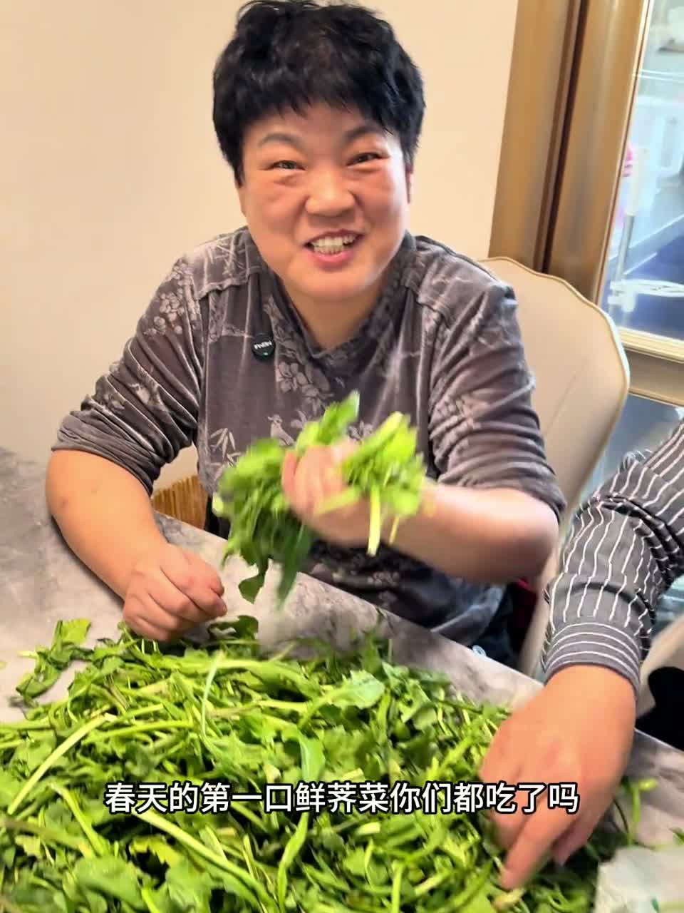 荠菜饺子 春天的第一口鲜荠菜,包饺子吃