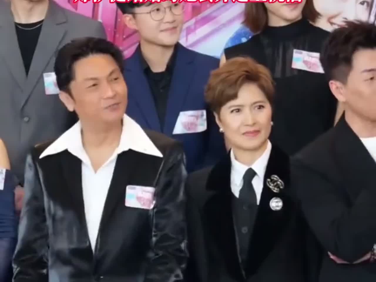 61岁邵美琪出席新片宣传活动,帅气短发+西装 颜值依然能打