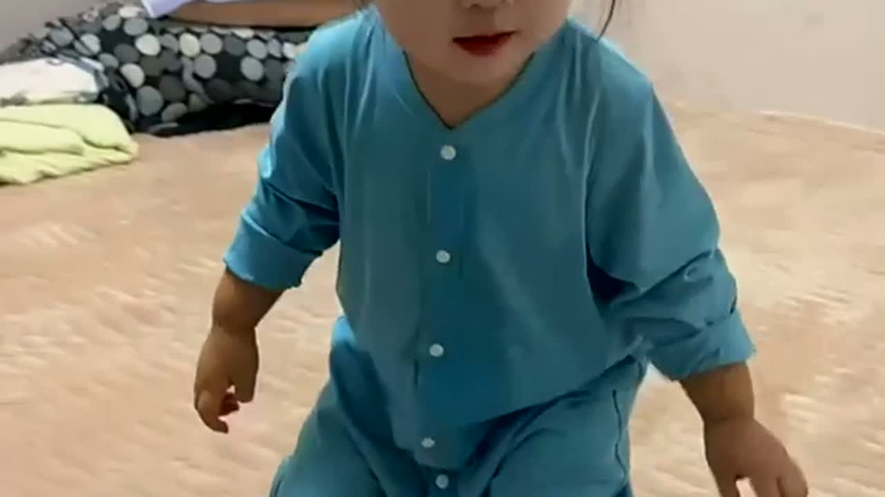 当爸爸给她拿了巧克力蛋糕回来