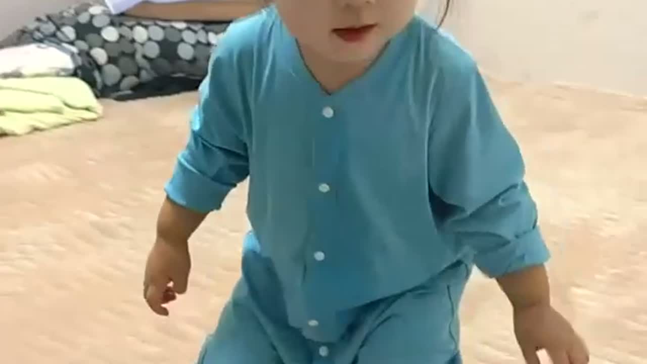 当爸爸给她拿了巧克力蛋糕回来