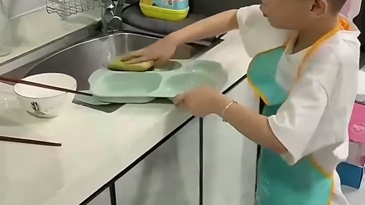 萌娃在家里主动刷碗,让妈妈发朋友圈连文案都想好了
