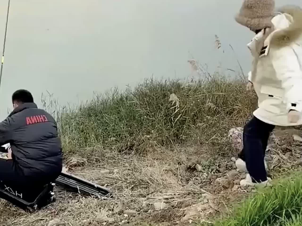宝爸说带孩子出去遛弯，结果妈妈找来，父子俩正在钓鱼